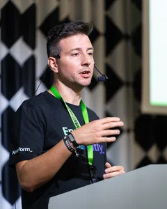 Luca Del Puppo speaking on stage